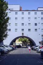 Die Halteraugasse fhrt unter einem Teil des Karl-Marx-Hofes in Wien hindurch. Das Gebude steht unter Denkmalschutz und ist auch von der Stadt Wien als bauliche Schutzzone ausgewiesen. Aufnahme: 19. Mai 2024.