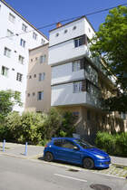 Ein Ausschnitt des Karl-Marx-Hofes in Wien. Der zwei Hfe einschlieende Bau liegt auf einem langgestreckten Areal zwischen der Heiligenstdter Strae im Westen und der Boschstrae im Osten, das im Norden von der Grinzinger Strae, im Sden von der Geistingergasse abgeschlossen wird.
Aufnahme: 19. Mai 2024.