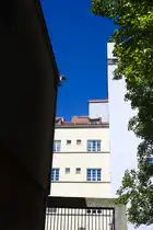 Ausschnitt des Karl-Marx-Hofes in Wien. er Karl-Marx-Hof ist einer der bekanntesten Gemeindebauten Wiens und liegt im 19. Wiener Gemeindebezirk, D�bling
Aufnahme: 19. Mai 2024.