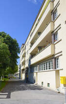 Am Karl-Marx-Hof im Wiener Ortsteil Dbling. Das Gebude gilt als Ikone des Roten Wien. Als Rotes Wien wird die sterreichische Hauptstadt Wien in der Zeit von 1919 bis 1934 bezeichnet, als die Sozialdemokratische Arbeiterpartei Deutschsterreichs bei den Wahlen zu Landtag und Gemeinderat wiederholt die absolute Mehrheit erreichte. Die sozialdemokratische Kommunalpolitik dieser Jahre war geprgt von umfassenden sozialen Wohnbauprojekten und von einer Finanzpolitik, die neben dem Wohnbau auch umfangreiche Reformen in der Sozial-, Gesundheits- und Bildungspolitik untersttzen sollte. Aufnahme: 19. Mai 2024.