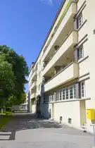 Am Karl-Marx-Hof im Wiener Ortsteil D�bling. Das Geb�ude gilt als Ikone des �Roten Wien�. Als Rotes Wien wird die �sterreichische Hauptstadt Wien in der Zeit von 1919 bis 1934 bezeichnet, als die Sozialdemokratische Arbeiterpartei Deutsch�sterreichs bei den Wahlen zu Landtag und Gemeinderat wiederholt die absolute Mehrheit erreichte. Die sozialdemokratische Kommunalpolitik dieser Jahre war gepr�gt von umfassenden sozialen Wohnbauprojekten und von einer Finanzpolitik, die neben dem Wohnbau auch umfangreiche Reformen in der Sozial-, Gesundheits- und Bildungspolitik unterst�tzen sollte. Aufnahme: 19. Mai 2024.