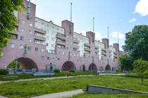 Wien - Mitteltrakt mit den Fahnentrmen des Karl-Marx-Hofes. Aufnahme: 19. Mai 2024.