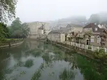 Bradford-on-Avon, Ausblick von der Town Bridge auf H�user entlang der Church Street (17.05.2024)