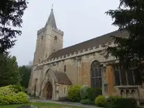 Bradford-on-Avon, Pfarrkirche Holy Trinity, erbaut ab 1150, verl�ngert im 13. Jahrhundert, Kirchturm erbaut 1480 (17.05.2024)