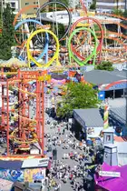 Blick vom Wiener Riesenrad auf die Achterbahn im Vergn�gungspark Prater. Aufnahme: 19. Mai 2024.