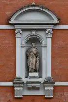 An der Seitenfassade des 1894 erbauten Stadttheater Flensburg befindet sich eine Figur der Flensburgia, welche mit der Stadtmauerkrone und dem Flensburgwappen auf dem Schild die Stadt verk�rpern soll. (Flensburg, Juni 2024)