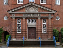 Im Bild das Hauptportal der von 1914 bis 1918 erbauten Goethe-Schule in Flensburg. (Juni 2024)