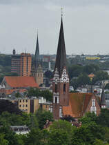 Blick vom Wasserturm Flensburg-Mrwik auf die Kirchen Sankt Jrgen und Sankt Nikolai, sowie dem Rathaus dahinter. (Juni 2024)
