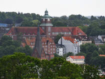 Im Hintergrund das alles berragende Alte Gymnasium, die lteste Schule der Stadt Flensburg. Davor ist der Turm der St. Marien Kirche zu sehen. (Juni 2024)