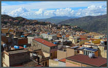 Blick ber die Dcher der Stadt Bronte am Westhang des tna. Etwa 18.000 Einwohner leben in der Kleinstadt, die als  Hauptstadt der Pistazie  gilt. (29.02.2024)