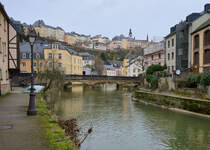 Blick ber die Alzette auf die Pont du Grund im Luxemburger Stadtteil Grund und die Oberstadt (18.02.2024).