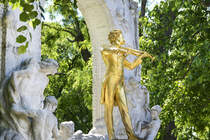 Das Johann-Strau-Denkmal befindet sich im Wiener Stadtpark. Es wurde im Gedenken an den Walzerknig Johann Strauss (Sohn) nchst dem Kursalon Hbner errichtet.Seine Benennung orientiert sich an der zum Zeitpunkt der Errichtung blichen Schreibweise seines Familiennamens als Strau. Aufnahme: 18. Mai 2024.