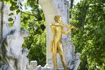 Das Johann-Strau�-Denkmal befindet sich im Wiener Stadtpark. Es wurde im Gedenken an den �Walzerk�nig� Johann Strauss (Sohn) n�chst dem Kursalon H�bner errichtet.Seine Benennung orientiert sich an der zum Zeitpunkt der Errichtung �blichen Schreibweise seines Familiennamens als Strau�. Aufnahme: 18. Mai 2024.