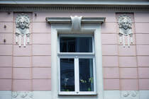 Jugendstil im dritten Wiener Gemeindebezirk. Der Jugendstil ist eine Kunstepoche, die in etwa von 1890 bis 1910 andauerte. Die Knstler des Jugenstils, im Besonderen die Maler jener Zeit, versuchten mit ihrer stilistischen Rckbesinnung auf die Natur Mensch und Umwelt in Einklang zu bringen. Aufnahme: 19. Mai 2024.