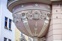 Jugendstil im dritten Wiener Gemeindebezirk. In den spten 90er Jahren wurde die Stilrichtung des Historismus durch Einflsse des in Westeuropa aufkommenden Jugendstils (Art nouveau) in Frage gestellt, der durch elegantes, kurvig geschwungenes Linienspiel und weiche Formgebungen charakterisiert ist, mit der Tradition vllig brach und eine ganzheitliche Erneuerung der bildenden Knste auslste.Aufnahme: 19. Mai 2024.