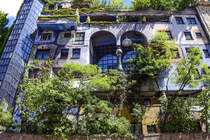 Wien - Fassade des Hundertwasserhauses von der Lwengasse aus gesehen. Es ist so gro, dass es sich ber mehrere Huser erstreckt, an der Ecke Kegelgasse 34-38 und Lwengasse 41-43. Das Haus wurde von 1983 bis 1985 von der Gemeinde Wien erbaut. Aufnahme: 19. Mai 2024.