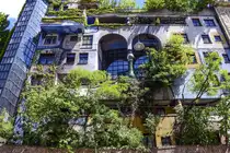 Wien - Fassade des Hundertwasserhauses von der L�wengasse aus gesehen. Es ist so gro�, dass es sich �ber mehrere H�user erstreckt, an der Ecke Kegelgasse 34-38 und L�wengasse 41-43. Das Haus wurde von 1983 bis 1985 von der Gemeinde Wien erbaut. Aufnahme: 19. Mai 2024.