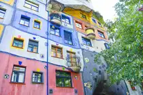 Ausschnitt von der Fassade des Wiener Hundertwasserhauses. Es befindet sich an der Ecke Kegelgasse 34–38 und L�wengasse 41–43 im dritten Wiener Gemeindebezirk. Aufnahme: 19. Mai 2024.