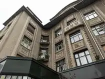 Detailaufnahme eines Mehrfamilienhauses in der Innenstadt von Debrecen. Foto: Dezember, 2023