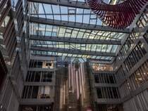 Blick nach oben im Foyer (ffentlich zugnglich) der Zentrale HQ (Headquarter) der  Ungarische Telekom  (Tochterfirma der Deutsche Telekom) in Budapest, llői t, fotografiert in Dezember, 2023.