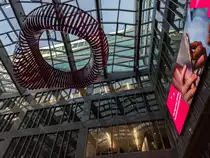 Blick nach oben im Foyer (�ffentlich zug�nglich) der Zentrale HQ (Headquarter) der  Ungarische Telekom  (Tochterfirma der Deutsche Telekom) in Budapest, �llői �t, fotografiert in Dezember, 2023.