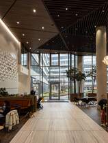 Foyer (ffentlich zugnglich) der Zentrale HQ (Headquarter) der  Ungarische Telekom  (Tochterfirma der Deutsche Telekom) in Budapest, llői t, fotografiert in Dezember, 2023.