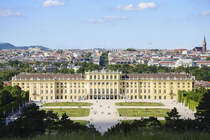 Das Schloss liegt im 13. Wiener Gemeindebezirk, der seit damals Hietzing genannt wird. Von 1638 bis 1643 wurde in dieser Gegend ein Schlossbau als Residenz fr die zweite Ehefrau des Kaisers Ferdinand II., Eleonora Gonzaga, errichtet. Diese Anlage wurde in der Zweiten Wiener Trkenbelagerung 1683 schwer beschdigt. Erst ab 1743 wurden unter Maria Theresia von Nikolaus von Pacassi und Johann Ferdinand Hetzendorf von Hohenberg das Schloss und der Park in seiner heutigen Form um- und ausgebaut. Der barocke Palast war von der Mitte des 18. Jahrhunderts bis zum Ende des Heiligen Rmischen Reiches im Jahre 1806 die Sommerresidenz der Knige und Kaiser des Reiches und ab 1804 bis zum Ende des Ersten Weltkrieges des sterreichischen Kaiserhauses.
Aufnahme: 19. Mai 2024.