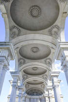 der Sulengang in der Gloriette im Schlossgarten von Schloss Schnbrunn in Wien. Die Gloriette wurde im Jahr 1775 als letzte Baulichkeit des Gartens als Ruhmestempel, zugleich Hauptblickfang des Gartens und auf 241 m . A. Aussichtspunkt ber denselben erbaut. Aufnahme: 19. Mai 2024-