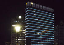 Das Raiffeisen-Holding-Hochhaus ist ein Hochhaus am Donaukanal im Gemeindebezirk Leopoldstadt in Wien. Die Fassadenbeleuchtung wurde von der Multivision LED-System erstellt und besteht aus ca. 5.500 LED-Leuchten mit einem Meter Lnge. Aufnahme: 20. Mai 2024.