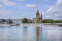 Wien - Die Kirche Heilige Franz von Assisi von der Donauinsel aus gesehen. Aufnahme: 20. Mai 2024.
