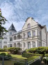 Villa Kl�nder an der Strandpromenade im Ostseebad Binz im Juni 2024