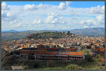 Die 45.000-Einwohner-Stadt Patern liegt westlich von Catania. Auf dem Hgel liegt das Normannenkastell aus dem 11. Jahrhundert sowie mehrere Kirchen. (29.02.2024) 