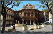 Das Teatro Massimo Bellini wurde 1890 in der Altstadt von Catania erffnet. Davor befindet sich der Delfinbrunnen (Fontana dei Delfini). (01.03.2024)