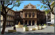 Das Teatro Massimo Bellini wurde 1890 in der Altstadt von Catania er�ffnet. Davor befindet sich der Delfinbrunnen (Fontana dei Delfini). (01.03.2024)