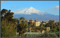 Die Grostadt Catania liegt direkt unterhalb des tna. Am 02.03.2024 ist der Gipfel noch schneebedeckt.