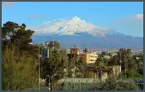 Die Gro�stadt Catania liegt direkt unterhalb des �tna. Am 02.03.2024 ist der Gipfel noch schneebedeckt.