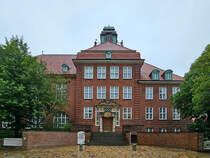 Die Auguste-Viktoria-Schule wurde 1886 als  Hhere, vornehmere Mdchenschule  gegrndet und ist heute ein Gymnasium. Das Hauptgebude wurde von 1910 bis 1912 erbaut. (Flensburg, Juni 2024)