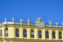 Wien - Figuren auf dem Dach vom Schloss Schnbrunn. Aufnahme: 19. Mai 2024.