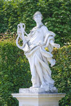 Statue der Muse Euterpe im Garten des unteren Schloss Belvedere in Wien. Aufnahme: 20. Mai 2024.
