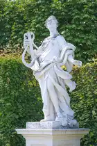 Statue der Muse Euterpe im Garten des unteren Schloss Belvedere in Wien. Aufnahme: 20. Mai 2024.