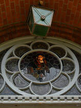 Ein Fensterbild am Haupteingang des von 1894 bis 1896 im neugotischen Stil erbauten Hans-Christiansen-Haus. (Flensburg, Juni 2024)