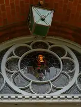 Ein Fensterbild am Haupteingang des von 1894 bis 1896 im neugotischen Stil erbauten Hans-Christiansen-Haus. (Flensburg, Juni 2024)