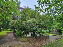 Dieser Grabhgel mit 51 Gedenktafeln fr Gefallene der schleswig-holsteinischen Erhebung befindet sich auf dem ltesten erhaltenen Friedhof in Flensburg. (Juni 2024)