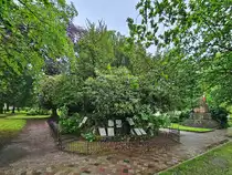 Dieser Grabh�gel mit 51 Gedenktafeln f�r Gefallene der schleswig-holsteinischen Erhebung befindet sich auf dem �ltesten erhaltenen Friedhof in Flensburg. (Juni 2024)