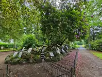 Anfang Juni 2024 konnte ich dieser Grabh�gel mit 51 Gedenktafeln f�r Gefallene der schleswig-holsteinischen Erhebung auf dem Alten Friedhof in Flensburg ablichten.