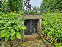 Die Gruft der Flensburger Familie Christiansen befindet sich seitlich versetzt von der Bundsen-Kapelle. (Juni 2024)