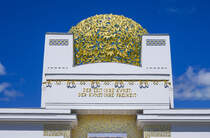 Ausschnitt vom Ausstellungshaus der Wiener Knstlervereinigung Secession. Auf dem Bild ist ein Teil vom Portal des Ausstellungshauses. Aufnahme: 19. Mai 2024.