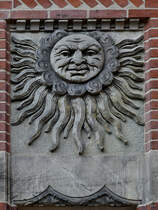 An der Fassade des Heinrich-Sauermann-Hauses in Flensburg befindet sich auch dieses Sonnenrelief. (Juni 2024)