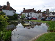 Aldbourne, Pub The Crown in der Strae The Square (17.05.2024)