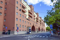 Der Karl-Marx-Hof ist einer der bekanntesten Gemeindebauten Wiens und liegt im 19. Wiener Gemeindebezirk, Dbling. Auf dem Bild ist der Hof von der Boschstrae zu sehen. Aufnahme: 19. Mai 2024.